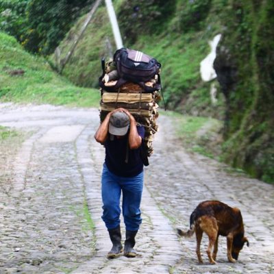 “Fuerza” Sociedad poblador de San Carlos Sija lleva una carga de leña. OSWALDO COP